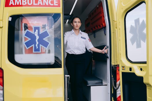 Ambulance met spoed naar melding in Blaricum