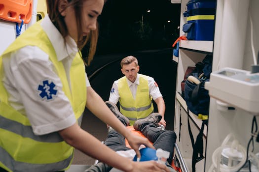 Assistentie ambulance voor afhijsen patiënt aan Hoge Larenseweg in Hilversum