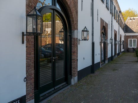 Middelbrand bij gebouw aan Onderwal in Naarden