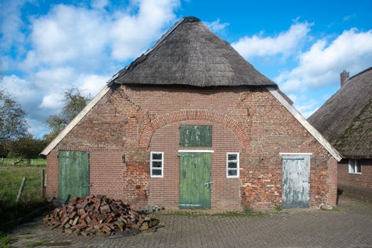 Brand in bijgebouw aan 't Breukeleveense Meentje in Loosdrecht