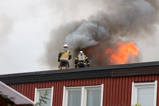 Dakbrand gemeld bij zorglocatie aan de Egelantierstraat in Hilversum