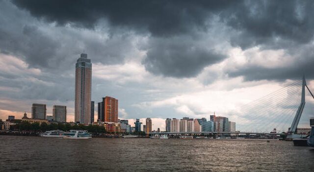 Weer Rotterdam vandaag: lokale update met wind en buien
