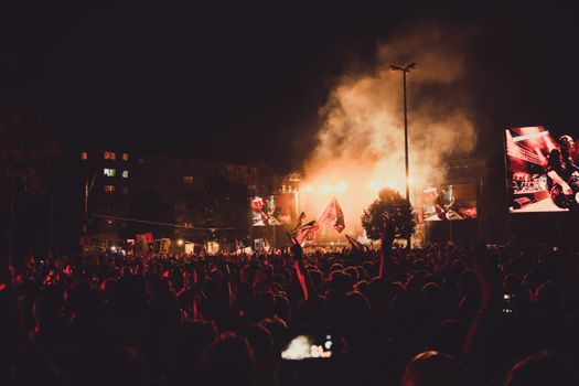 Bezoekers lopen in de avond naar AFAS Live in Amsterdam-Zuidoost voor een concert