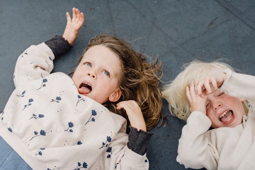 Joke Bruijs bij een publieke verschijning, passend bij een artikel over haar kinderen en gezinssituatie