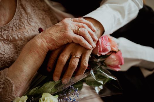 Stel en familie in gesprek tijdens een rustig moment buiten in Oogophuizen, passend bij het thema liefde en verbondenheid