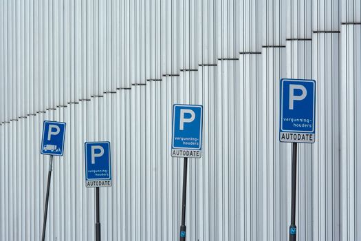 Straatbeeld in Oogophuizen met geparkeerde auto's in een vergunningzone voor parkeervergunning Oogophuizen