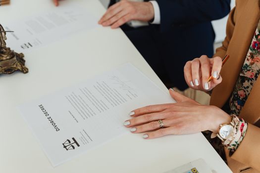 Ouders aan tafel met papieren en rekenmachine tijdens een financiële bespreking over scheiden met kinderen in Oogophuizen