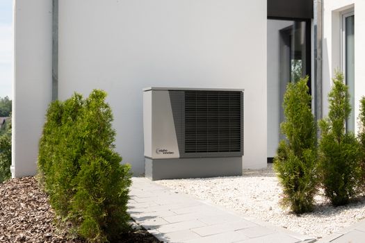 Monteur plaatst een warmtepomp zonder buitenunit in een woning in Oogophuizen