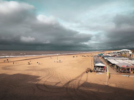 Donkere wolken boven Scheveningen tijdens weer den haag met regen en stevige kustwind