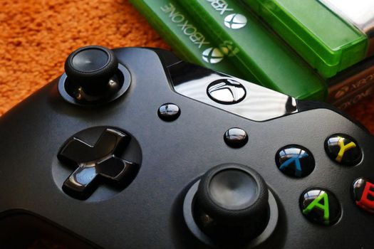 Xbox-console met controller op tv-meubel, als illustratie bij een artikel over de populariteit van Xbox in 2026