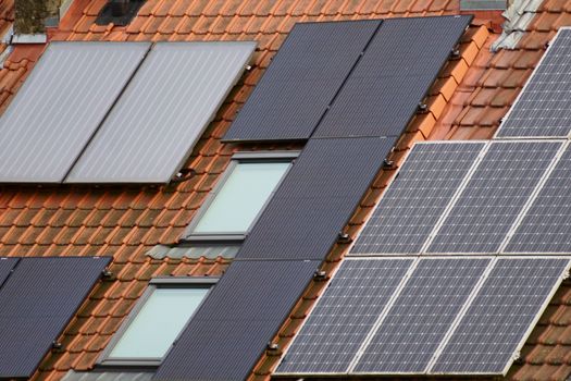Aerodynamisch montagesysteem met zonnepanelen op een plat dak van een woning in Oogophuizen