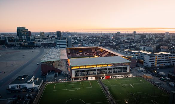 Ajax transfers op scherm met Ajax-logo en transfernieuws voor supporters in Oogophuizen