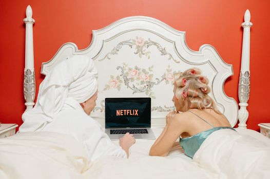 Netflix kijken op tv met overzicht van de beste series van dit moment in Nederland