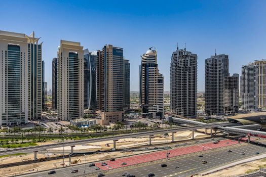 Skyline van Dubai met wolkenkrabbers in de hitte als symbool voor stedelijke ontwikkeling, klimaat en technologie