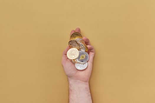 Koersgrafiek van Fetch.ai met AI-icoon en rekenmachine voor particuliere beleggers in Oogophuizen