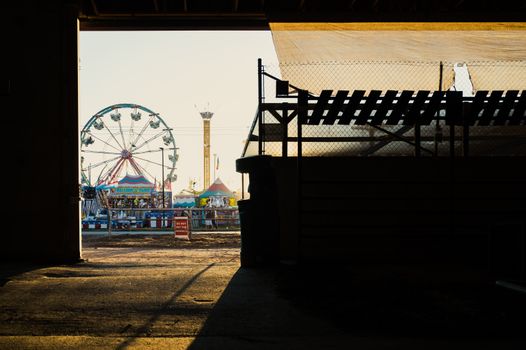 Kermis Oogophuizen met attracties en verlichting op het dorpsplein in de avond