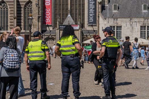 Bezoekers ontspannen op een kleinschalig festivalterrein in Nederland in 2026 met lichtslingers en foodtrucks