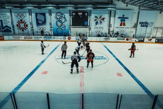 TV-scherm met schaatsen vandaag olympische spelen en kijkers in een woonkamer in Oogophuizen
