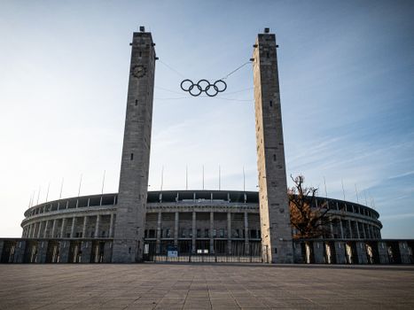 Laptop met schema olympische spelen vandaag en sportuitzendingen in een woonkamer in Oogophuizen