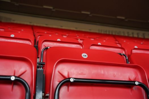 Telefoon met stand Liverpool FC en live ranglijst tijdens een voetbalavond in Oogophuizen