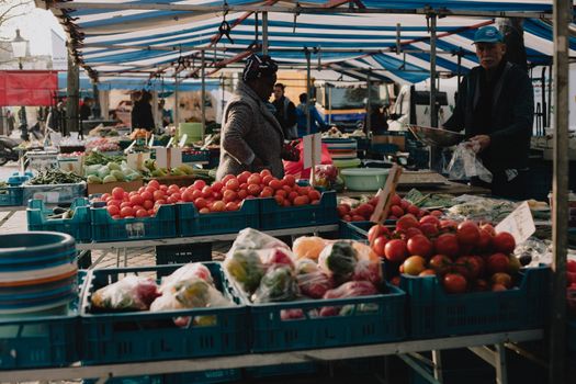 Kramen met groente, brood en bloemen op de weekmarkt Oogophuizen in de dorpskern
