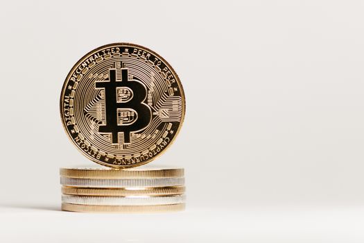 Grafiek van de bitcoin koers op een scherm met financiële cijfers en een smartphone op tafel