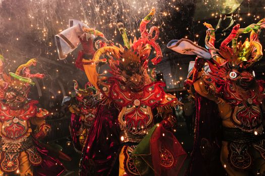 Feestvierders in verkleedkleding tijdens carnaval 2026 op het dorpsplein van Oogophuizen