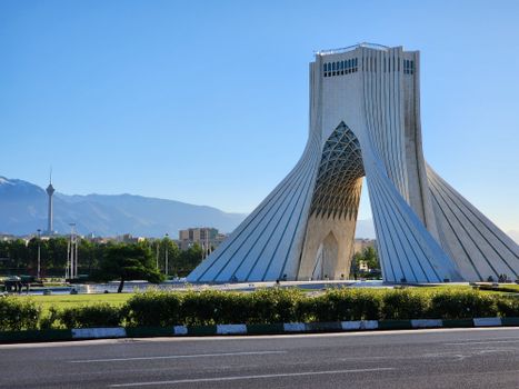 Redactiescherm met iran nieuws en wereldkaart op de achtergrond voor actueel overzicht
