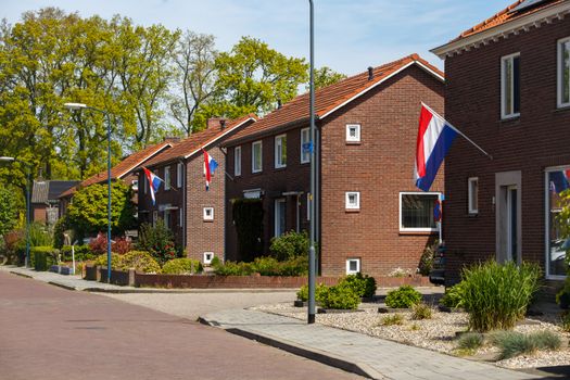 Persoon in Oogophuizen bekijkt een leningovereenkomst met checklist van clausules en terugbetalingsafspraken