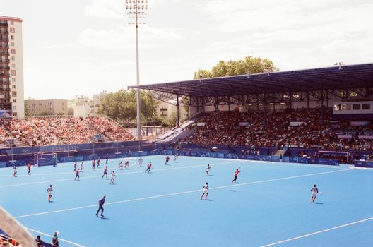 Bezoekers kijken live olympische spelen op groot scherm in een sportkantine in Oogophuizen