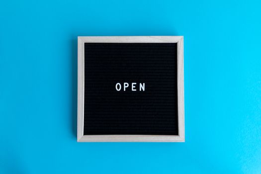 Winkelstraat in Oogophuizen met informatie over openingstijden feestdagen Oogophuizen bij supermarkten en winkels