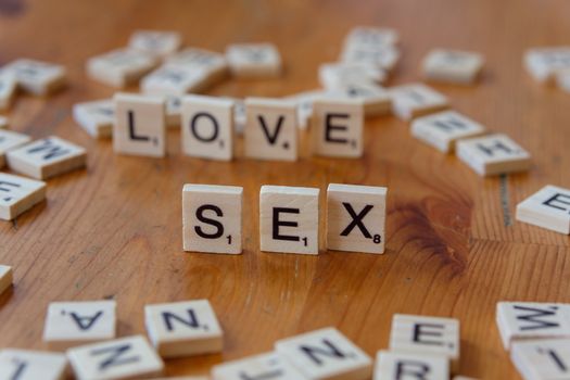 Laptop in woonhuis in Oogophuizen met pagina over sexverhalen en online privacy-instellingen