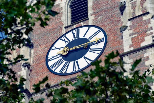 Klok op een keukentafel in Oogophuizen tijdens zomertijd 2026, met de wijzers een uur vooruit
