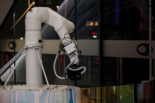 Persoon in Oogophuizen gebruikt een smartphone met ai-functies terwijl zoekresultaten, video en chatbots zichtbaar zijn op schermen