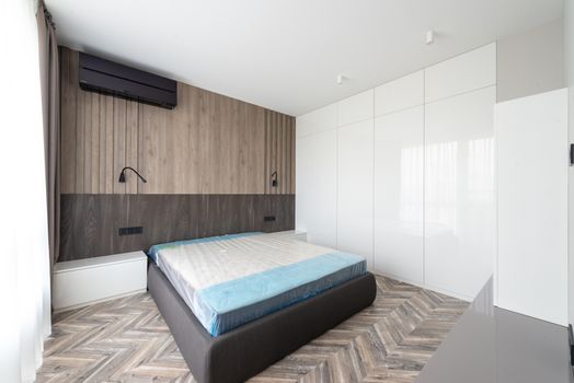 Stille airco in een moderne slaapkamer in Oogophuizen met uitleg over decibels, energieverbruik en slaapcomfort