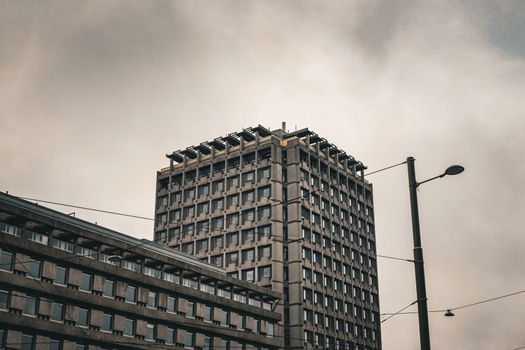 Koersscherm met grafieken voor beurskoers aex bedrijven vandaag in een kantooromgeving