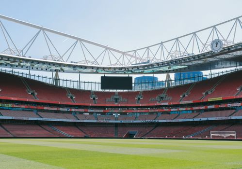 Supporters kijken Champions League op groot scherm in Oogophuizen tijdens een doordeweekse voetbalavond