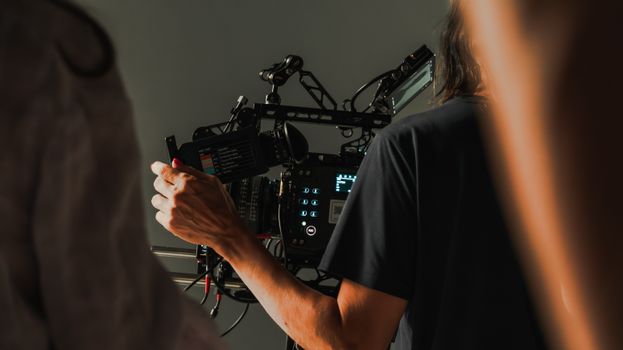Bezoekers in een bioscoopzaal kijken naar een nieuwe film terwijl streamingdiensten als Netflix populair blijven in Oogophuizen