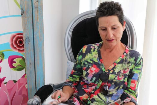 Portret van Ghislaine van IJperen bij een achtergrondartikel over haar opkomst in het nieuws en de wetenschap achter online aandacht