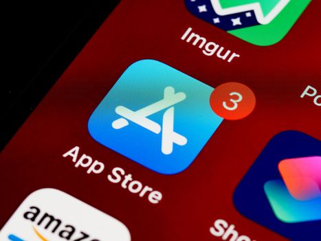 iPhone met ios update-scherm open tijdens installatie van de nieuwste software