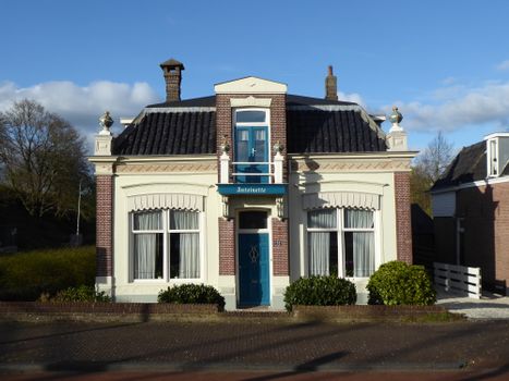 Koningsdag Alphen aan den Rijn 2026 in het centrum met vlaggen, kleedjesmarkt en bezoekers bij het Rijnplein