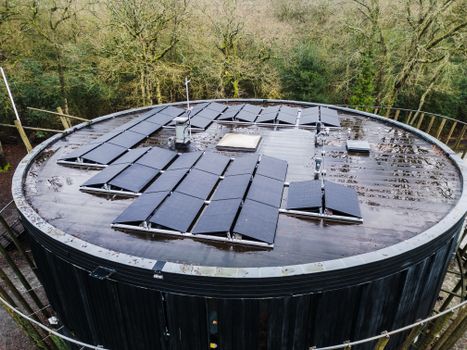 Sedumdak met zonnepanelen op een woning in Oogophuizen met uitleg over kosten en voordelen