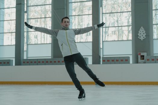 Schaatser in sprong tijdens kunstschaatsen mannen olympische winterspelen 2026 op een fel verlichte ijsbaan