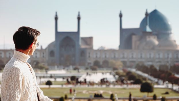Mobiele telefoon met live updates over laatste nieuws Iran in een straatbeeld van Oogophuizen