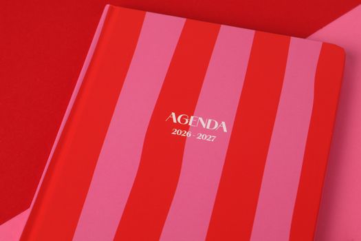 LINDA. Vakantieboek 2026 op een zomerse tafel met zonnebril en strandtas