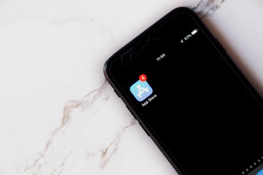 Nieuwe update iPhone op scherm terwijl gebruiker in Oogophuizen software-update controleert in instellingen