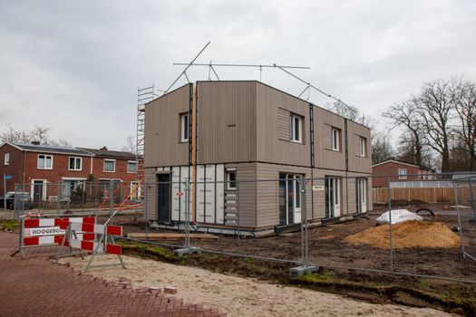 Smartphone met nos nieuws naast regionale updates voor Oogophuizen en de Gooi en Vechtstreek