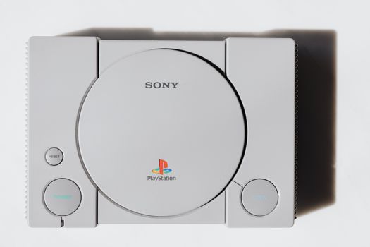PlayStation-console met controller en streamingapps op tv in een woonkamer in Oogophuizen