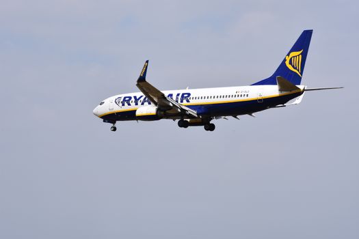 Reizigers met handbagage in vertrekhal van Nederlandse luchthaven voor een Ryanair-vlucht