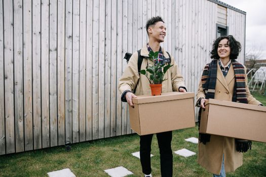 Stel aan de keukentafel in Oogophuizen dat samen financiële afspraken maakt voor samenwonen